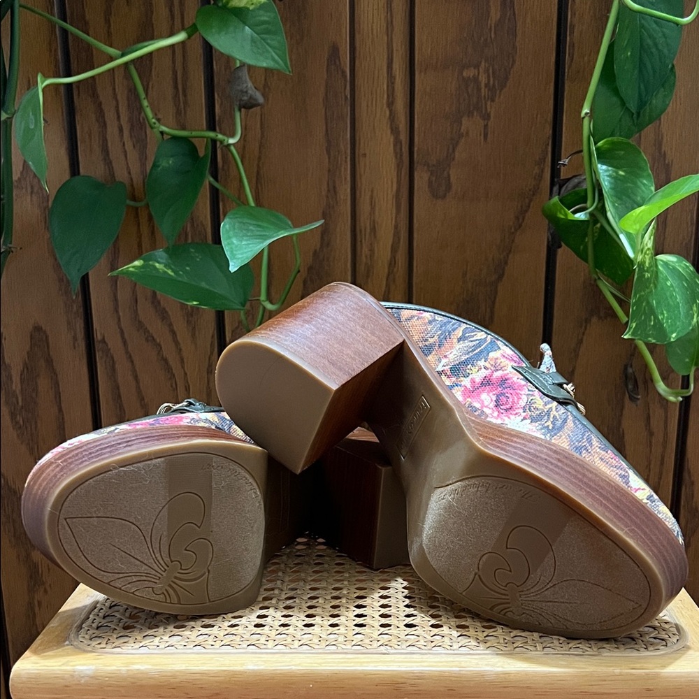 Floral Women's Clogs - Picture 4 of 5